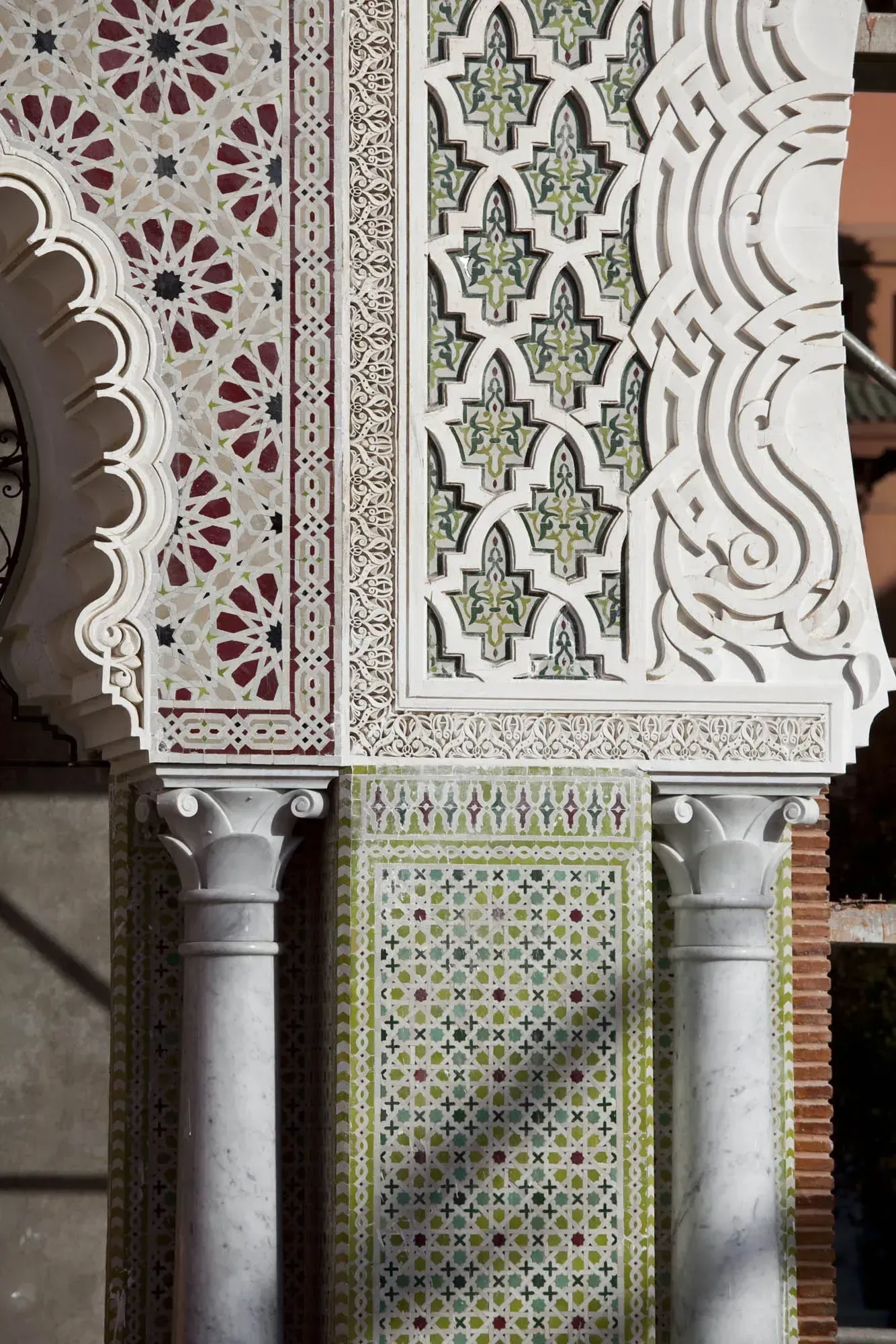 Gate facade: zellige, carved plaster and marble columns